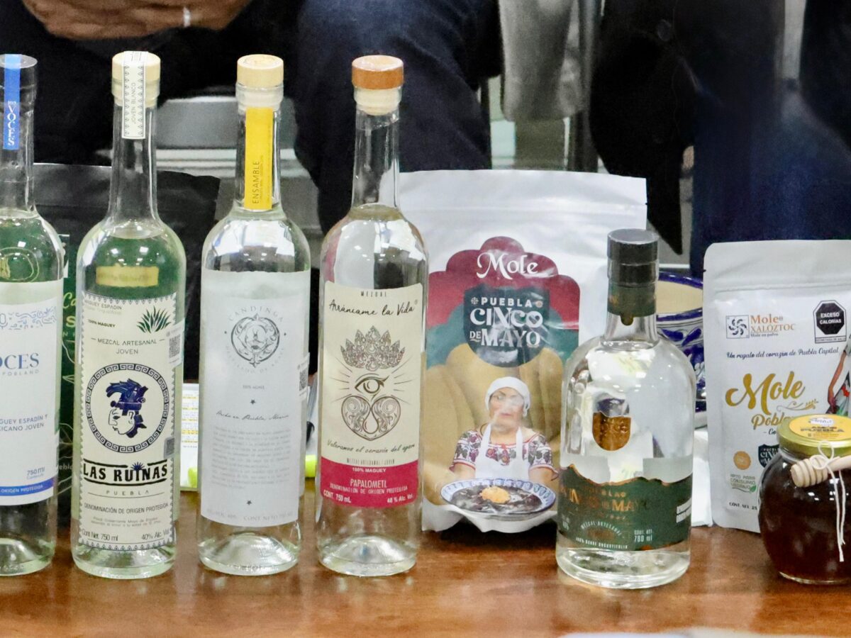 “Los mezcaleros poblanos generan arte, sabor y aroma”, aseguró el gobernador Alejandro Armenta.