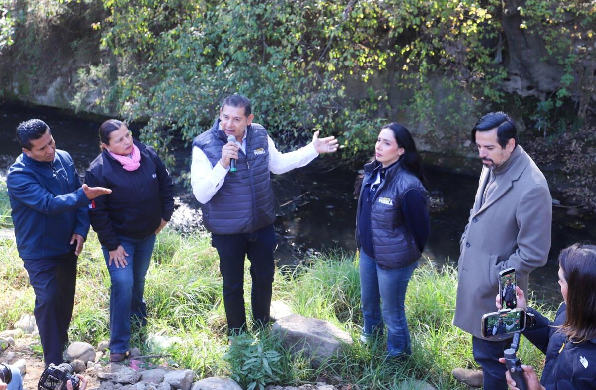 “En el Atoyac está el mejor ejemplo de lo que la presidenta Sheinbaum rescata en las cuencas hídricas del país. Ya observamos un agua semitransparente, es un gran avance”, afirmó el gobernador Alejandro Armenta al encabezar un recorrido de supervisión por el afluente del río.