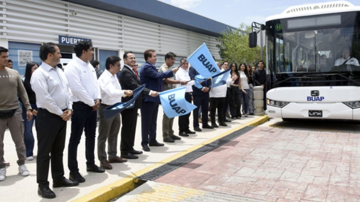 La BUAP puso en marcha 31 nuevas unidades del Sistema de Transporte Universitario para el traslado de alumnos, académicos y administrativos.