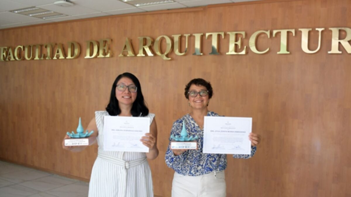 Adriana Hernández Sánchez y Julia Judith Mundo Hernández, de la Facultad de Arquitectura de la BUAP, fueron galardonadas con el Premio.