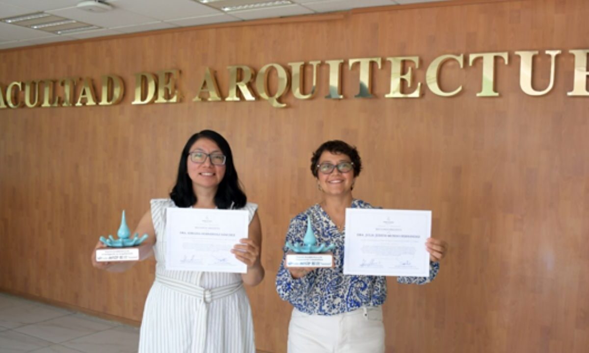 Adriana Hernández Sánchez y Julia Judith Mundo Hernández, de la Facultad de Arquitectura de la BUAP, fueron galardonadas con el Premio.
