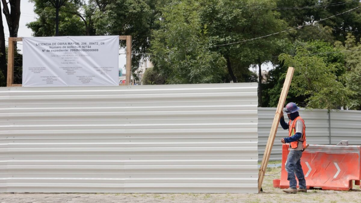 En la Plaza Cívica fueron colocadas lonas con los números de licencia, solicitud y expediente de dos obras del Cablebús en Puebla.