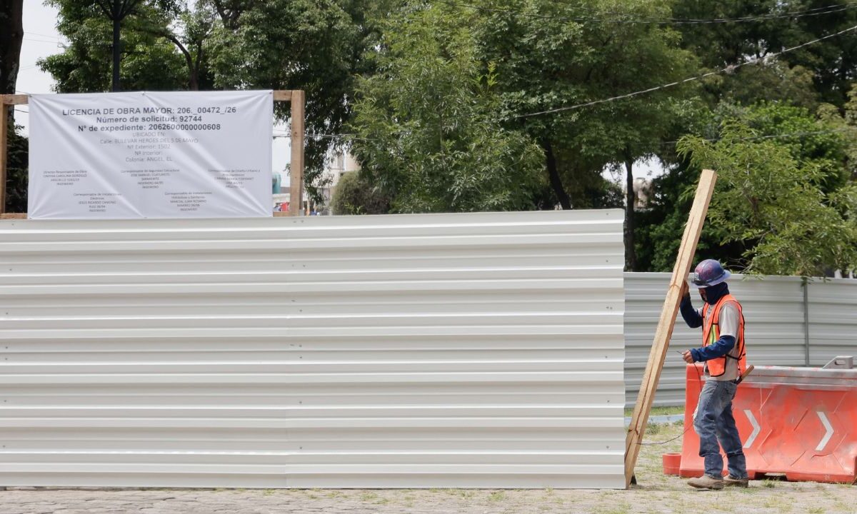 En la Plaza Cívica fueron colocadas lonas con los números de licencia, solicitud y expediente de dos obras del Cablebús en Puebla.