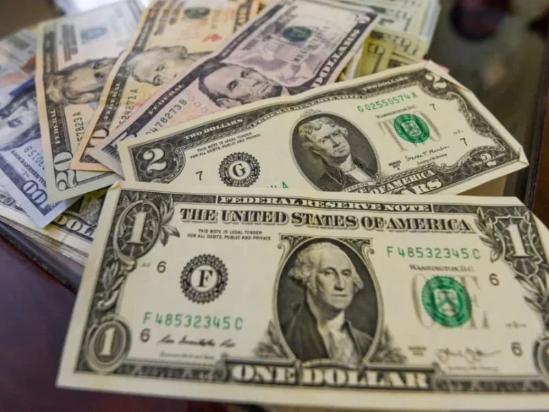El dólar se mantiene cerca de los 17 pesos en México