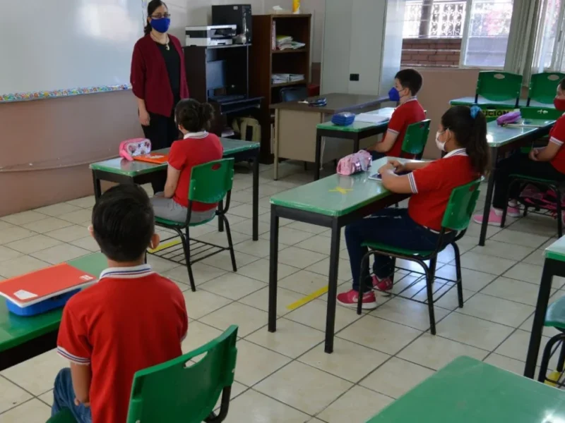 Sheinbaum consulta a maestros sobre uso de celulares