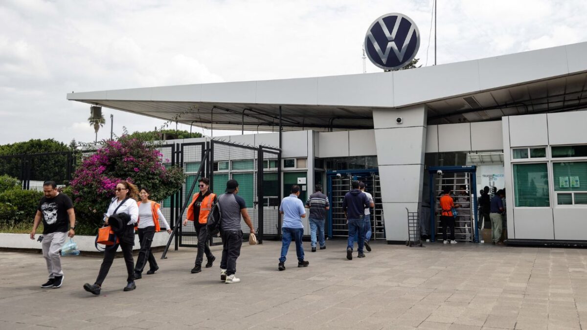 Volkswagen de México y Sindicato acordaron una nueva prórroga de tres días para continuar las negociaciones salariales y evitar una huelga.