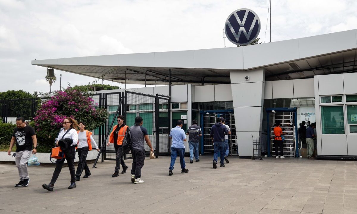 Volkswagen de México y Sindicato acordaron una nueva prórroga de tres días para continuar las negociaciones salariales y evitar una huelga.