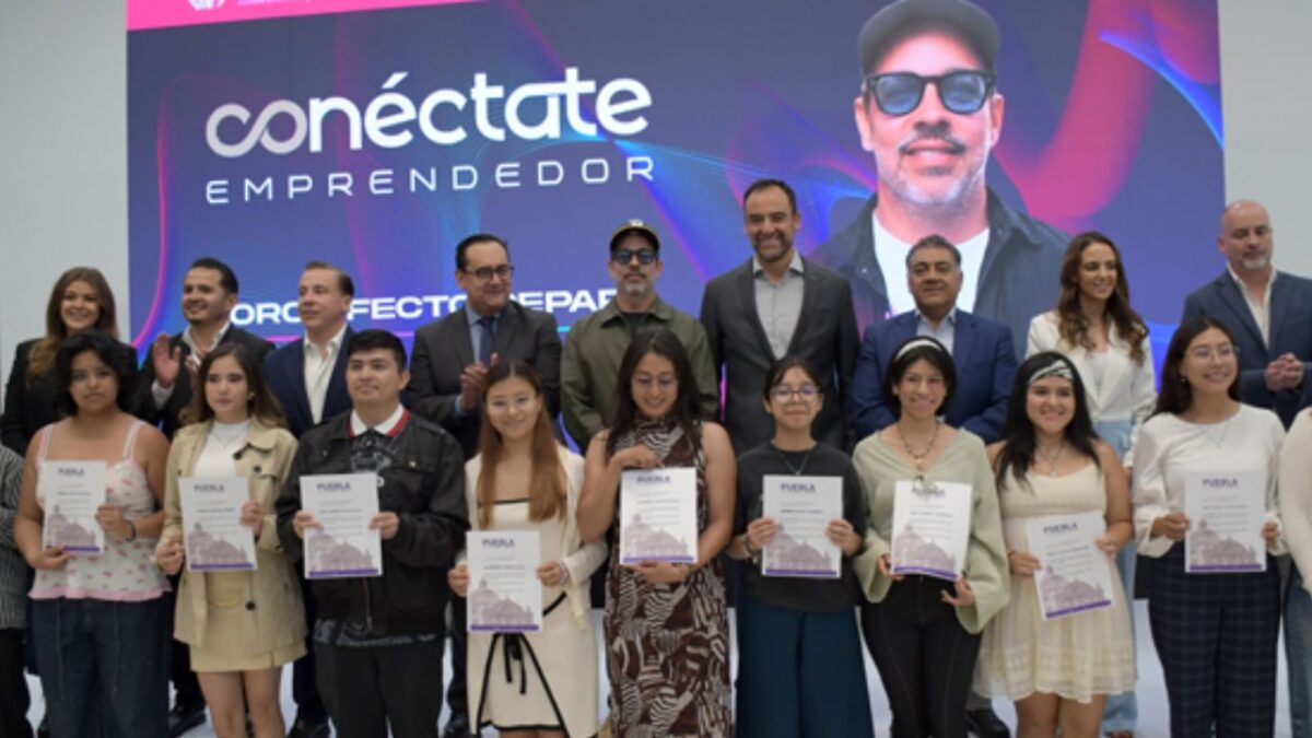Estudiantes de la Facultad de Artes Plásticas y Audiovisuales de la BUAP colaboraron con Teddy Kelly en la creación del mural urbano.