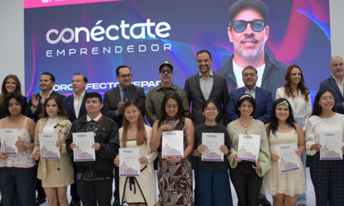 Estudiantes de la Facultad de Artes Plásticas y Audiovisuales de la BUAP colaboraron con Teddy Kelly en la creación del mural urbano.