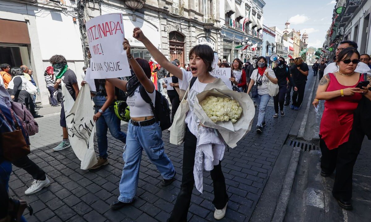 Estudiantes de la BUAP marcharon para conmemorar el doceavo aniversario de la desaparición de los 43 estudiantes de Ayotzinapa.