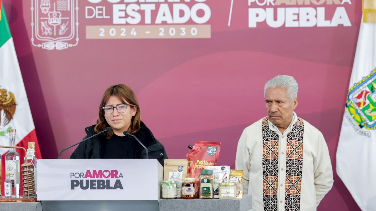 Cuatro estudiantes que abandonaron la Normal de Teteles y una madre de familia narraron presuntas agresiones en la conferencia del Gobierno.