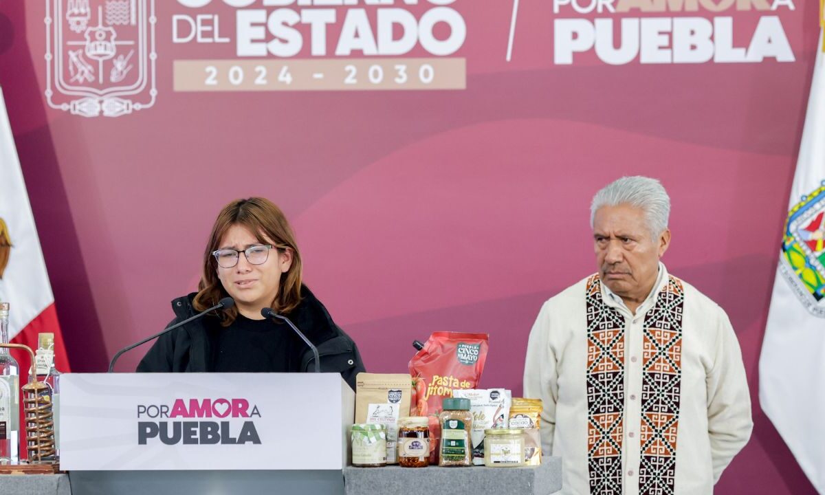 Cuatro estudiantes que abandonaron la Normal de Teteles y una madre de familia narraron presuntas agresiones en la conferencia del Gobierno.