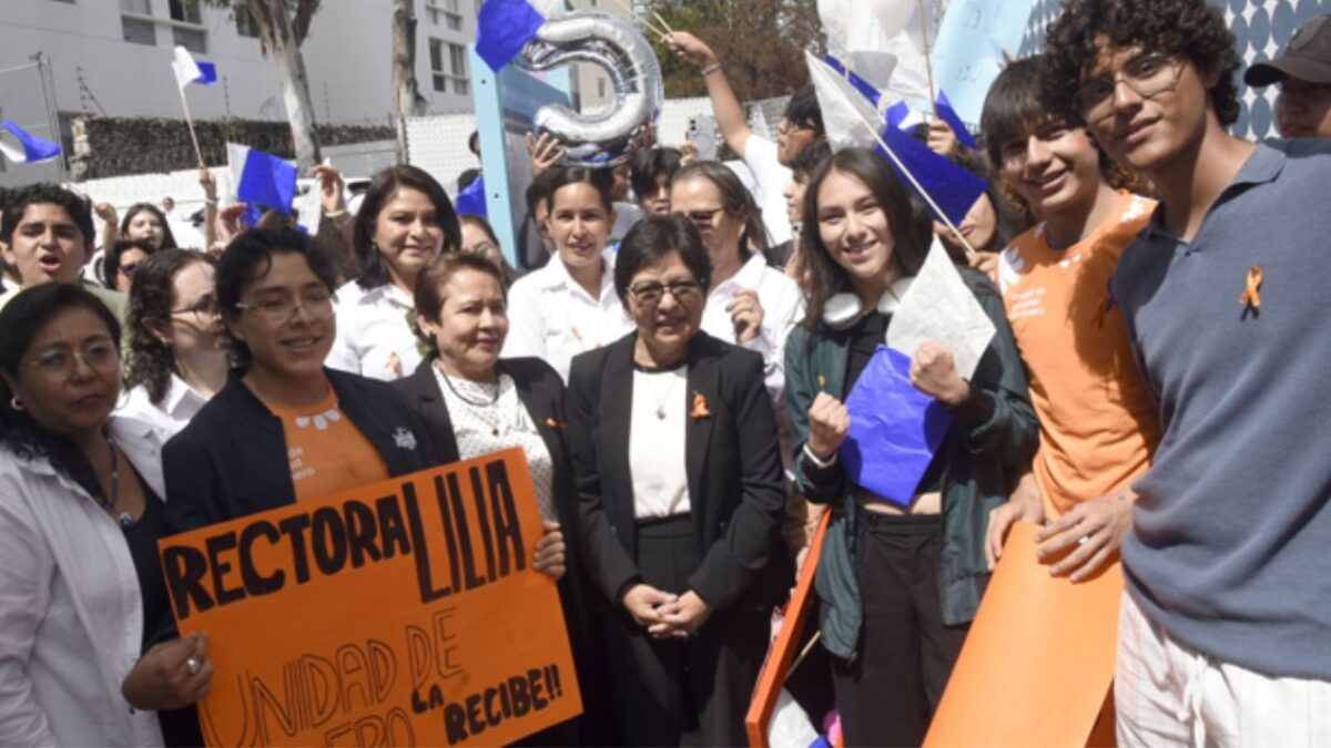 En el marco del aniversario 45 de la Preparatoria 2 de Octubre de 1968, la Rectora Lilia Cedillo Ramírez develó una placa conmemorativa.
