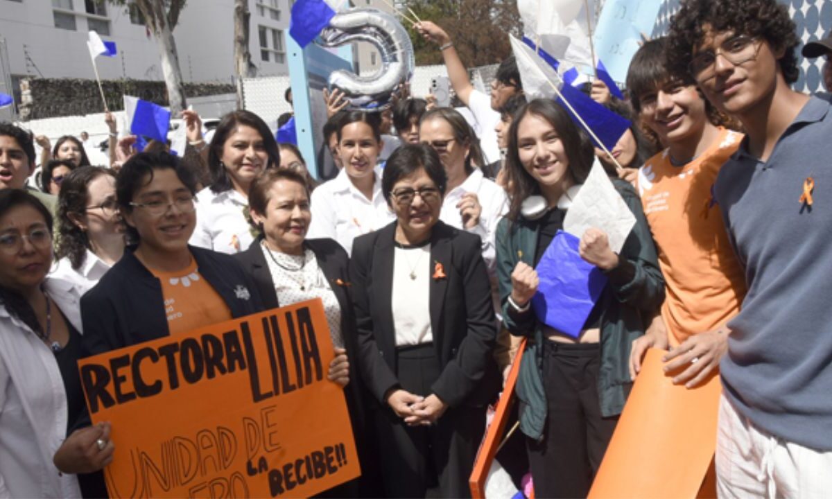 En el marco del aniversario 45 de la Preparatoria 2 de Octubre de 1968, la Rectora Lilia Cedillo Ramírez develó una placa conmemorativa.
